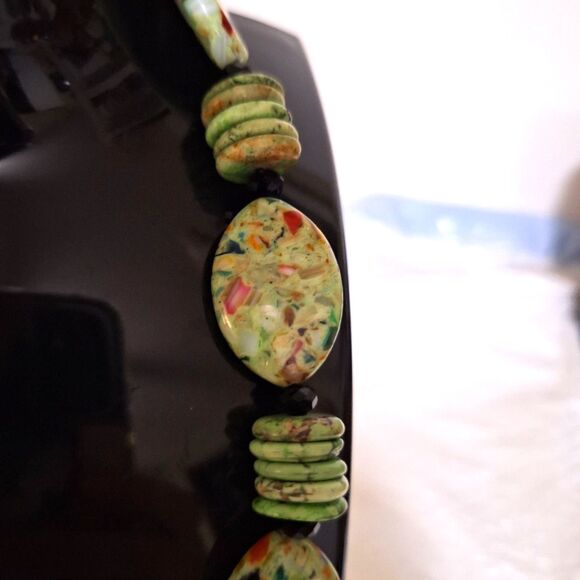 A Shell Resin Beaded Women's Necklace Green Speckled Boho Beachy Cottage Core - Picture 3 of 8